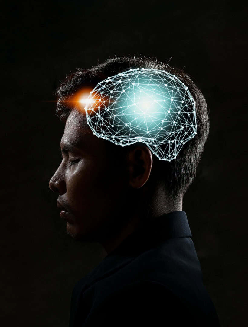 Capacete com IA transforma pensamentos em textos com 75% de precisão