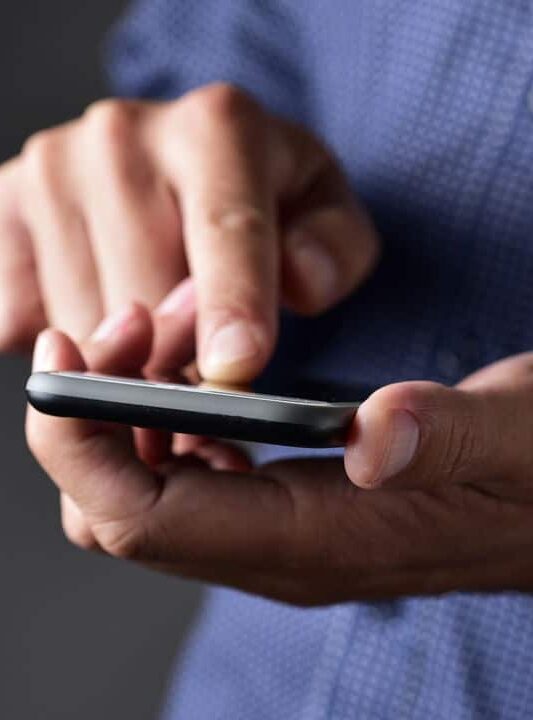 Este hábito parece ‘inofensivo’ mas pode prejudicar o desempenho do seu celular