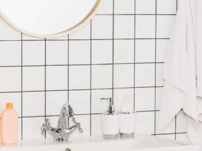 O banheiro moderno econômico sem azulejos ou porcelana em 2025