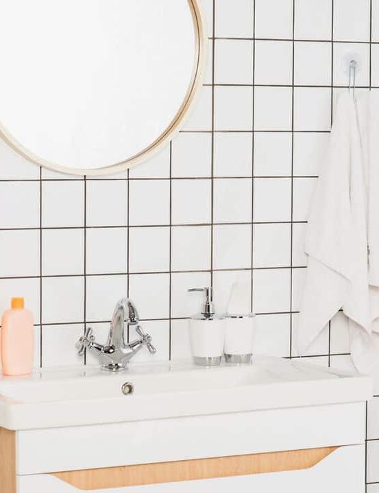 O banheiro moderno econômico sem azulejos ou porcelana em 2025