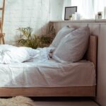 Os 4 piores objetos ao lado da cama que drenam sua energia segundo o Feng Shui