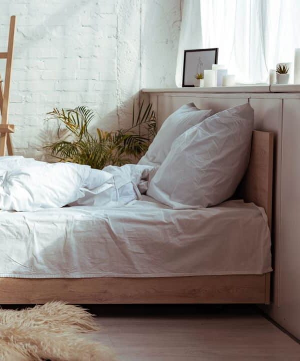 Os 4 piores objetos ao lado da cama que drenam sua energia segundo o Feng Shui