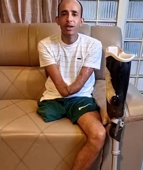 Homem sem mãos e uma perna anda 6 km por dia para levar filho na escola e está construindo a própria casa. Veja vídeo!