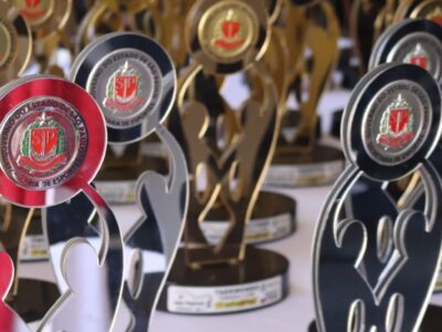 Atletas campeões dos Jogos Regionais exibem medalhas e troféus. Os esportistas dos Jogos Melhor Idade também participaram do evento