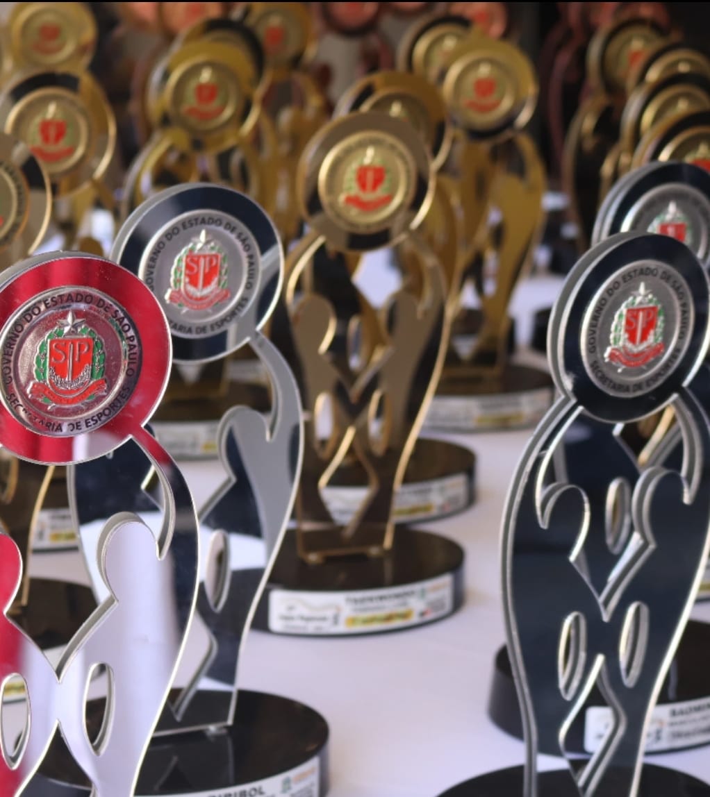 Atletas campeões dos Jogos Regionais exibem medalhas e troféus. Os esportistas dos Jogos Melhor Idade também participaram do evento