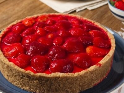 Hummm……… Da mesma série do morango de amor, vem aí a torta de morango espelhada. Hoje trouxemos essa receita deliciosa para você