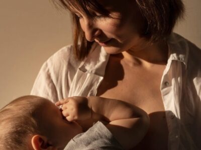 A importância do aleitamento materno para a saúde da mãe e do bebê, com benefícios que vão muito além da nutrição. Confira!