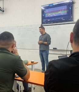 Alunos da sexta turma do Curso Presencial de Operações com Criptomoedas em Marília iniciam negociações em contas reais. Entenda