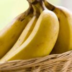 O truque com cascas de bananas que pode salvar seu jardim