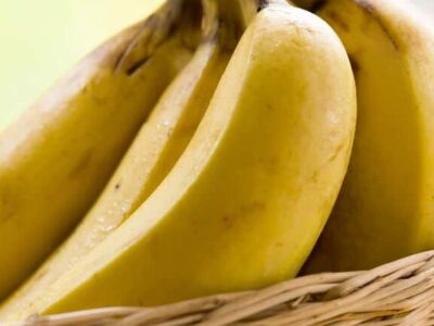 O truque com cascas de bananas que pode salvar seu jardim