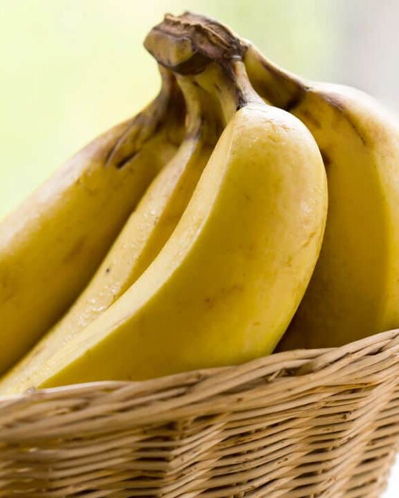 O truque com cascas de bananas que pode salvar seu jardim