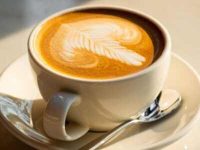 Pesquisa indica que o café pode reduzir a eficácia de antibióticos