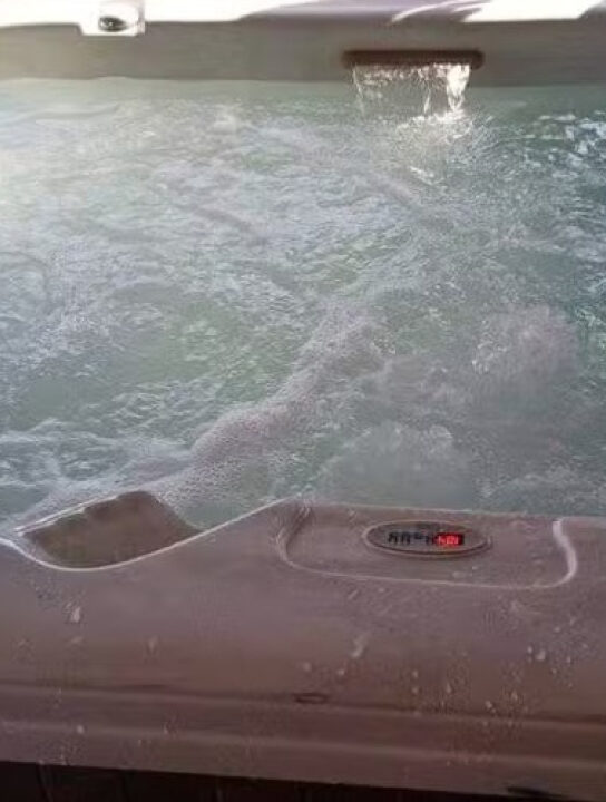 Jacuzzi escaldante transforma passeio de idosas em cena digna de filme de suspense
