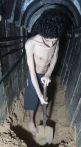 IMAGENS FORTES mostram refém cavando a própria sepultura; ASSISTA vídeo divulgado pelo Hamas