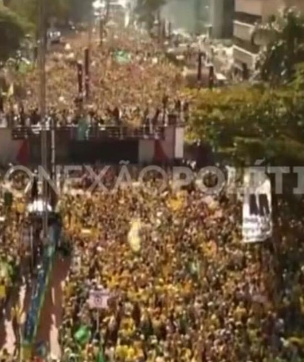 Globocop sobrevoa ato na Paulista e ouve gritos de Globo Lixo