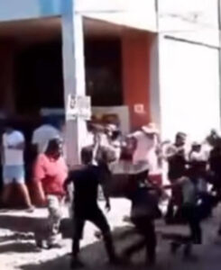 Candidato presidencial socialista é apedrejado por multidão após se dirigir para votar na Bolívia; VEJA VÍDEO