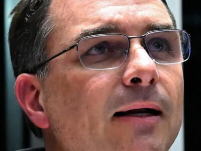 Mais de uma hora de terror: mãe e avós de Flávio Bolsonaro foram feitos reféns