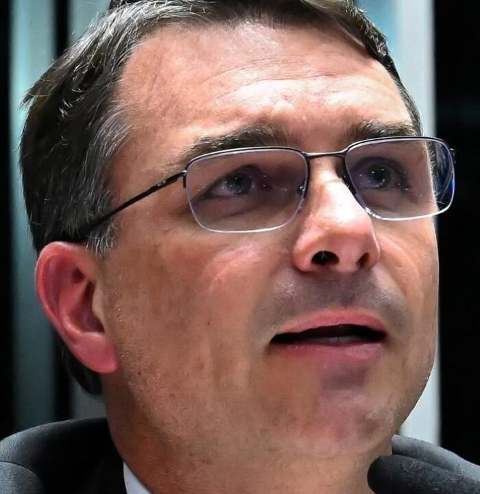 Mais de uma hora de terror: mãe e avós de Flávio Bolsonaro foram feitos reféns