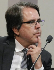 Juiz que soltou bandido com 86 passagens pela polícia é marido de filósofa defensora do assalto