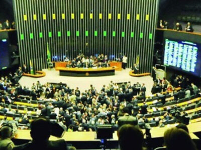 Reembolsos médicos de deputados custam milhões à Câmara; VALOR IMPRESSIONA