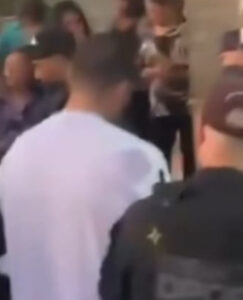 Preso do dia 08 de Janeiro chega algemado para o velório de sua avó; VEJA VÍDEO