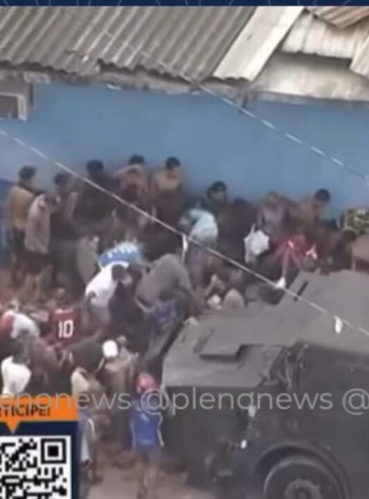 Multidão faminta briga por carga de carne em favela no Rio