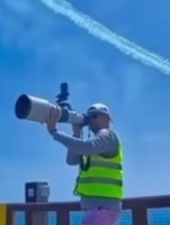 Avião de caça passa a 1.175km/h a centímetros de fotógrafo e ele dá o click; VEJA VÍDEO