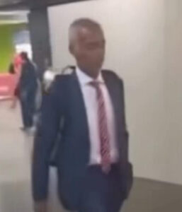 Senador Romário é abordado em aeroporto por cidadão cobrando voto para impeachment de Moraes