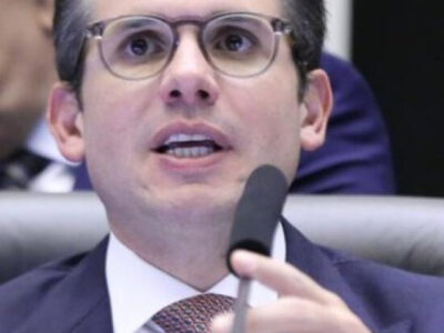 Hugo Motta é vaiado em ato na Paulista contra Moraes e Lula