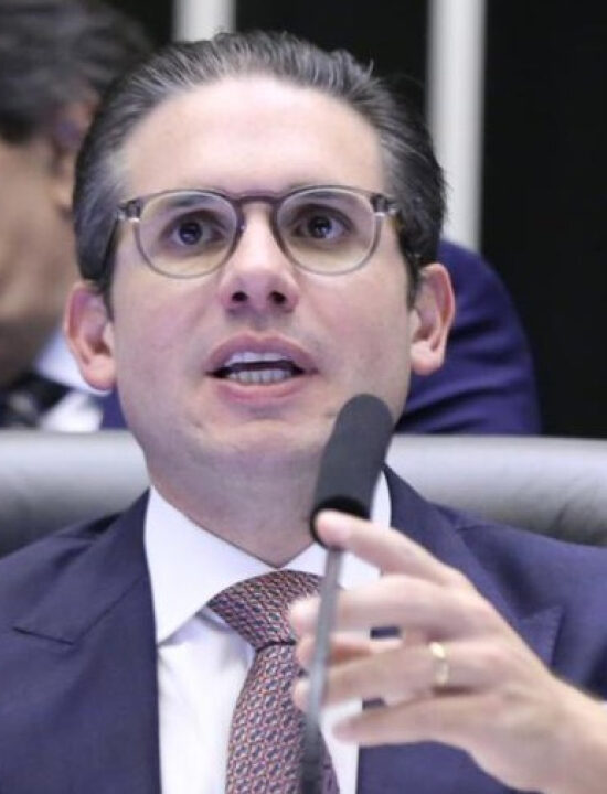 Hugo Motta é vaiado em ato na Paulista contra Moraes e Lula