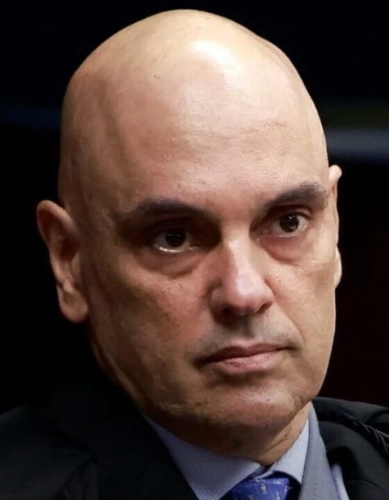 STF: Moraes Sob Pressão para Reverter Prisão Domiciliar de Bolsonaro, Revela Mônica Bergamo