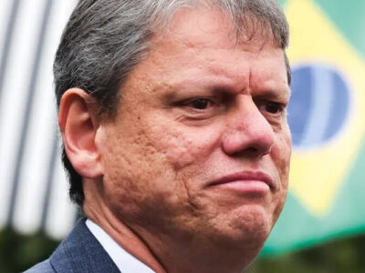 Em mensagens, Eduardo aconselha Bolsonaro a descartar Tarcísio em 2026