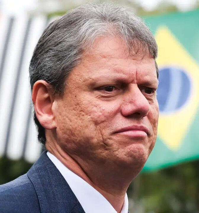 Em mensagens, Eduardo aconselha Bolsonaro a descartar Tarcísio em 2026