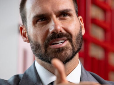 “Ordens de Moraes?”, diz Eduardo Bolsonaro após assalto na casa da mãe