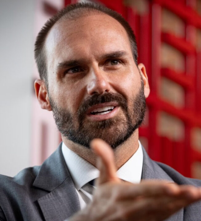 “Ordens de Moraes?”, diz Eduardo Bolsonaro após assalto na casa da mãe