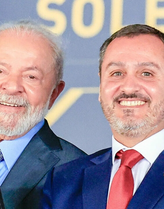 Quem é o diretor da PF que quer vigia dentro da casa de Bolsonaro