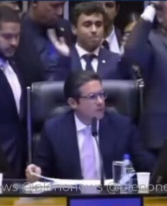 Deputada do PT derruba Nikolas com golpe violento enquanto Motta assumia mesa; VEJA VÍDEO