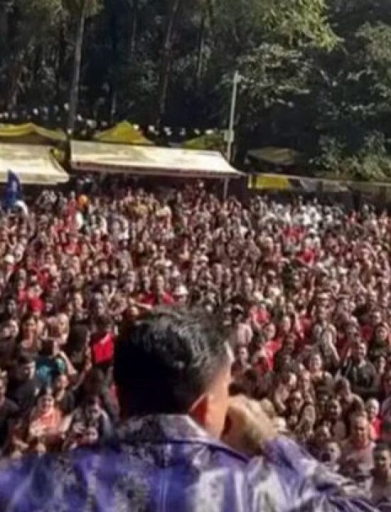 Multidão vermelha marca presença em marcha para Exu