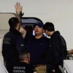 Agentes da Receita Federal tentam entrar no avião secreto americano que pousou em São Paulo