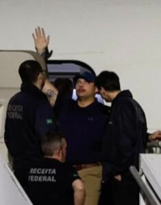 Agentes da Receita Federal tentam entrar no avião secreto americano que pousou em São Paulo