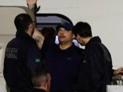 Agentes da Receita Federal tentam entrar no avião secreto americano que pousou em São Paulo