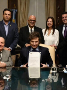 Javier Milei recebe prêmio de ‘economista do ano’