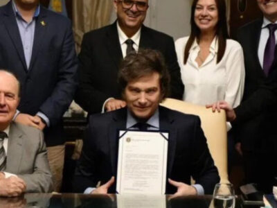 Javier Milei recebe prêmio de ‘economista do ano’