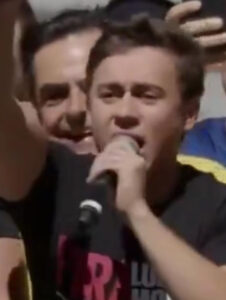 Nikolas liga para Bolsonaro durante ato: ‘Não pode falar, mas pode ver’