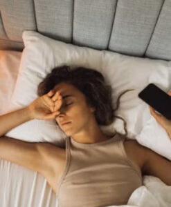 O que significa acordar várias vezes no meio da noite, segundo a psicologia