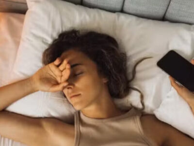 O que significa acordar várias vezes no meio da noite, segundo a psicologia