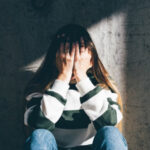 Sofrimento mental atinge mais meninas e jovens LGBTQIA+, aponta estudo