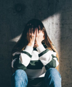 Sofrimento mental atinge mais meninas e jovens LGBTQIA+, aponta estudo