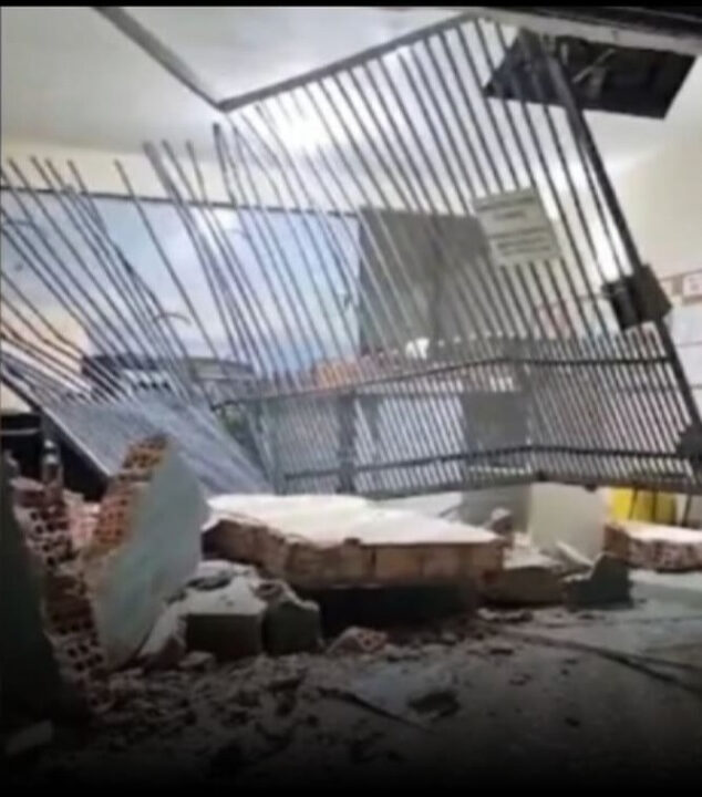 Homem quebra cartório com retroescavadeira por demora no divórcio