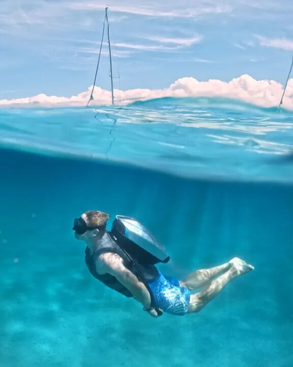 Mochila inovadora permite mergulho abaixo da superfície do oceano; SAIBA VALOR